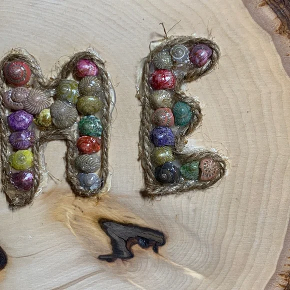 Handmade HOME sign brasswood with shells and jute rope - Picture 5 of 5